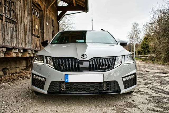 Srebrna Škoda Octavia RS Combi, widok z przodu