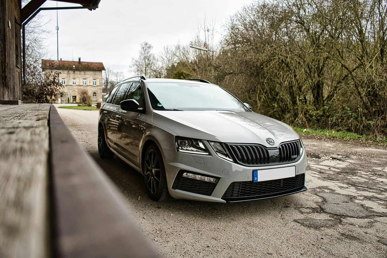 Octavia RS Combi z boku na wiejskiej drodze