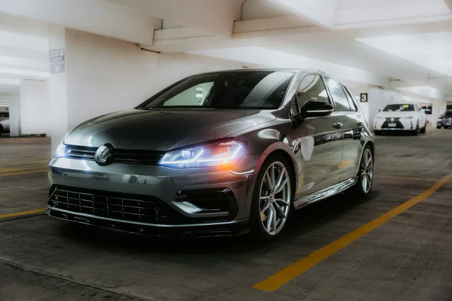 Volkswagen Golf R w kolorze grafitowym, widok z przodu