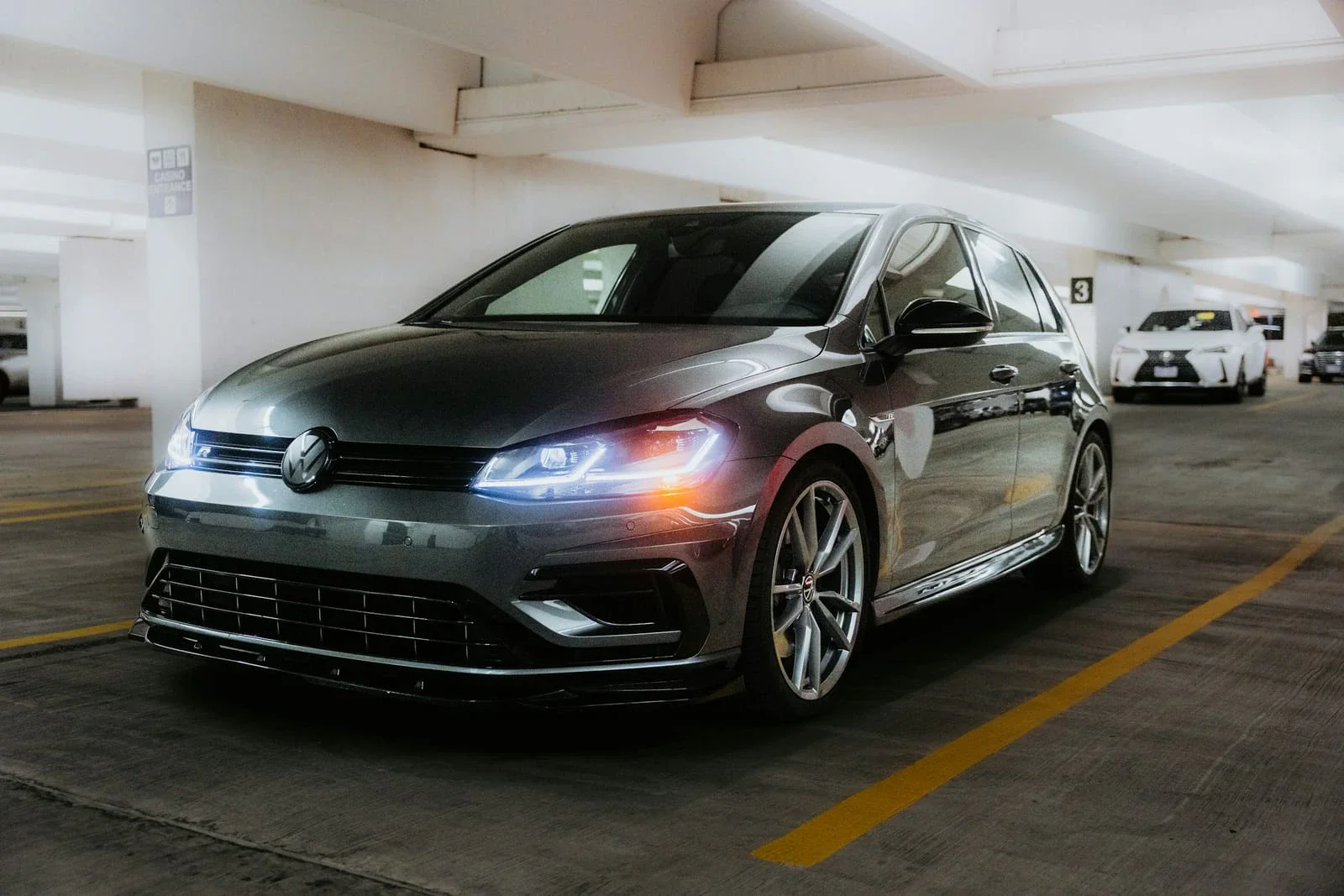 Volkswagen Golf R w kolorze grafitowym, widok z przodu