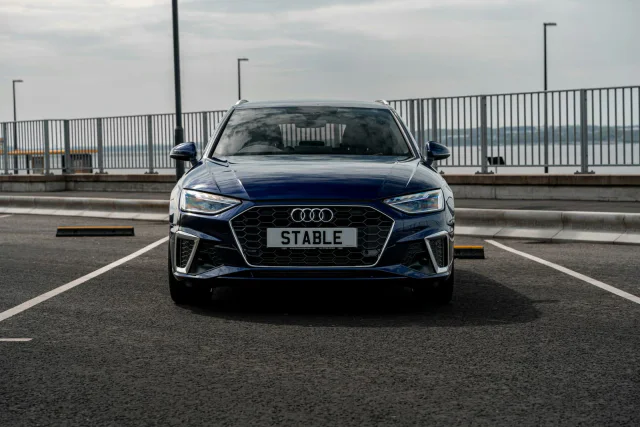 Granatowe Audi A4 Avant na parkingu, widok z przodu