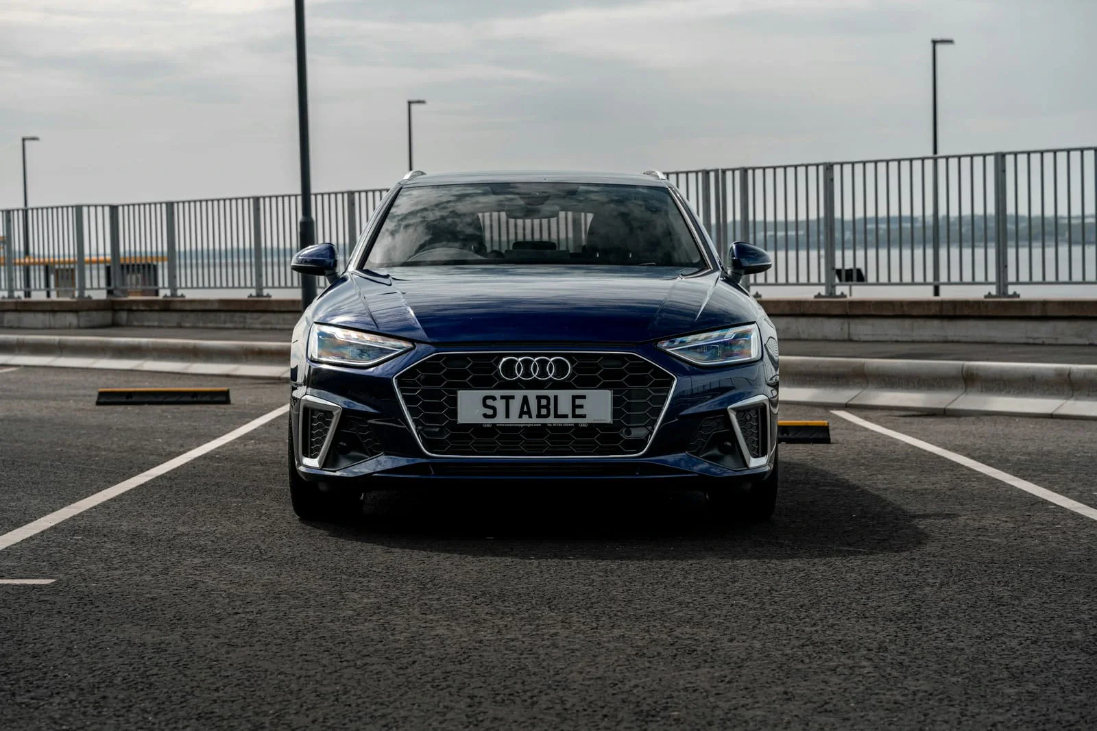 Granatowe Audi A4 Avant na parkingu, widok z przodu