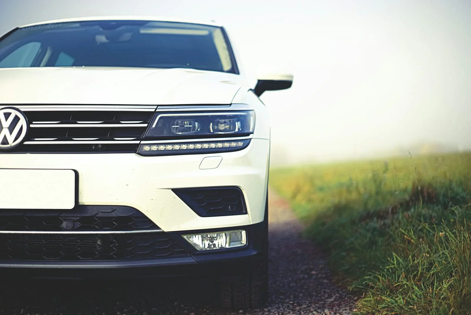 Biały Volkswagen Tiguan, przód z reflektorami LED