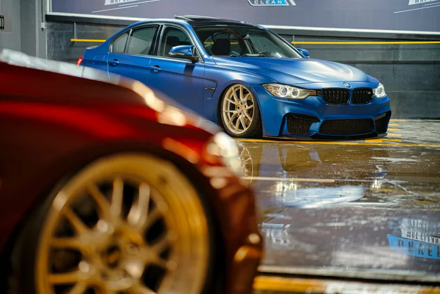 Niebieskie BMW M3 F80 w hali, widok z przodu