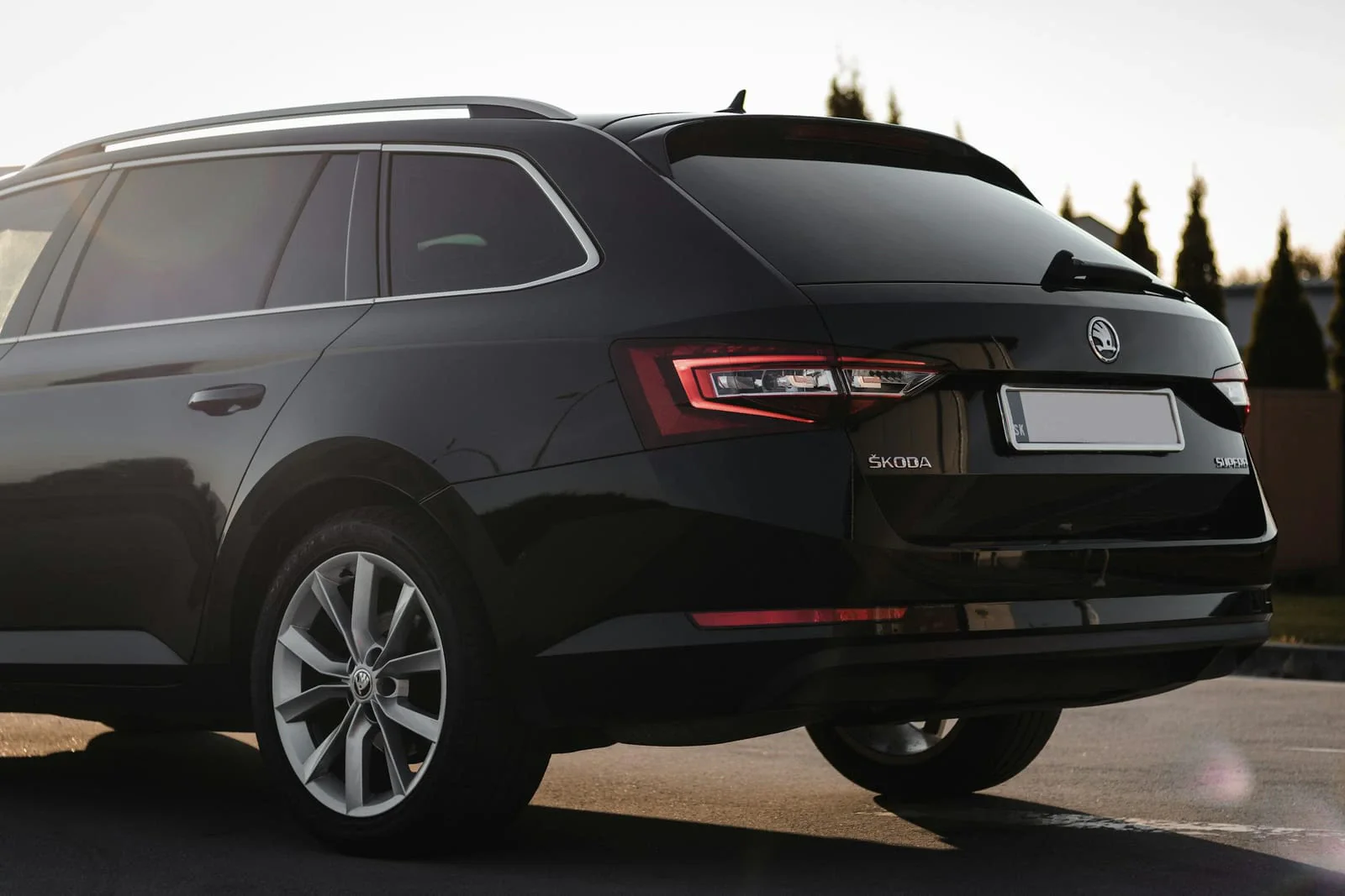 Czarna Škoda Superb Combi, widok z tyłu