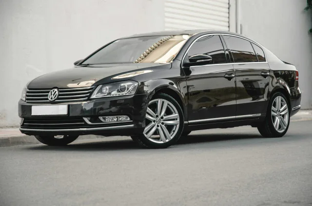 Czarny Volkswagen Passat sedan, widok z przodu