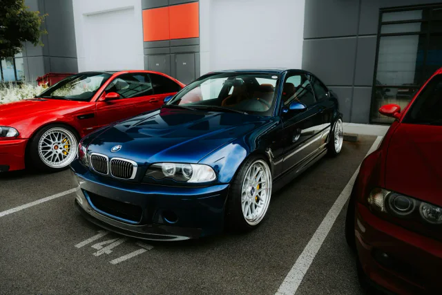 Granatowe BMW M3 E46 coupé na parkingu