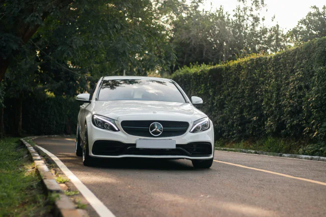 Weiße Mercedes-Benz C-Klasse auf einer Landstraße