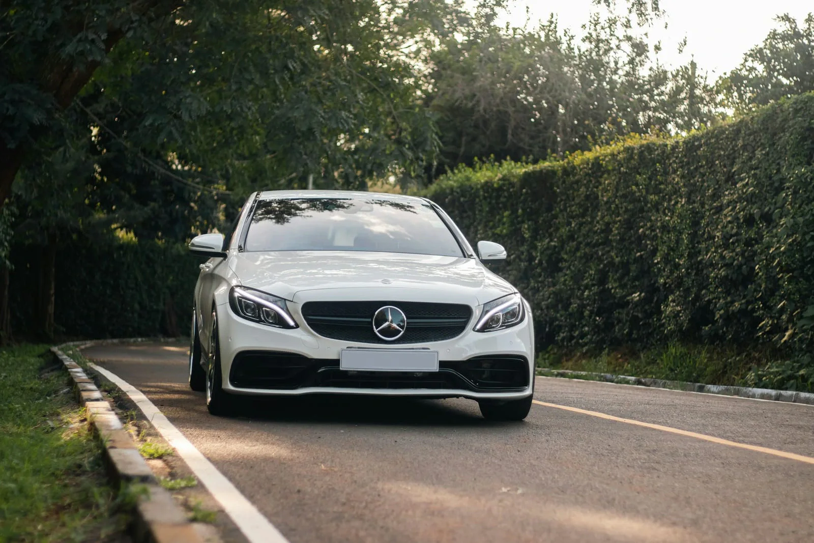 Weiße Mercedes-Benz C-Klasse auf einer Landstraße