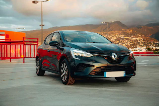 Темно-сірий Renault Clio на паркінгу, вигляд спереду