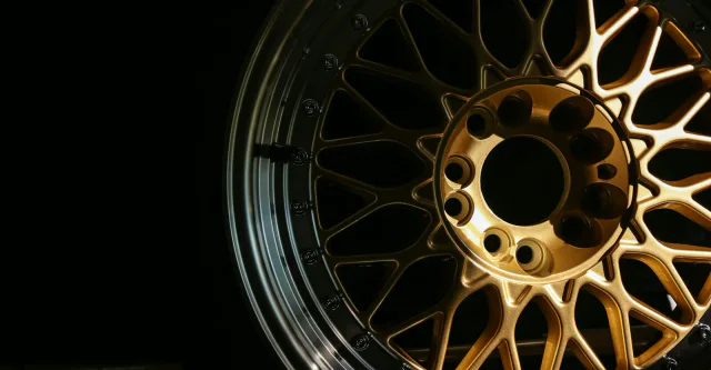 Złota felga aluminiowa ze szprychami w kształcie siatki